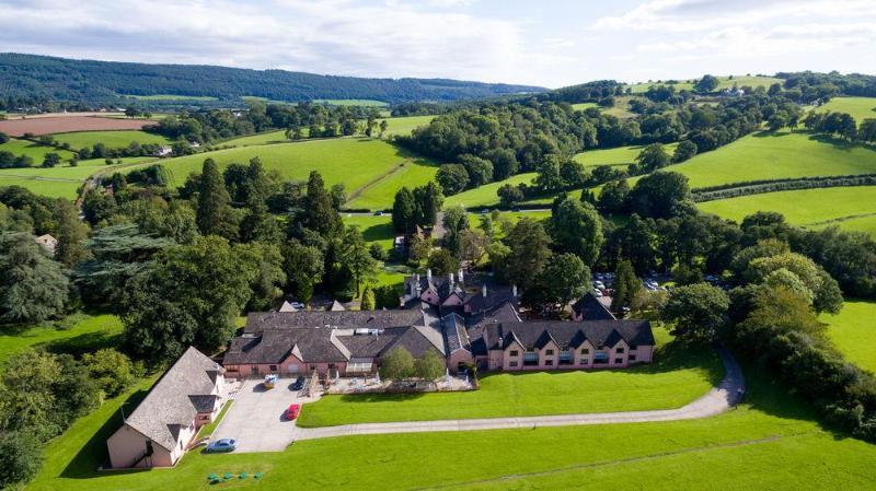 Cwrt Bleddyn Hotel & Spa Аск Экстерьер фото
